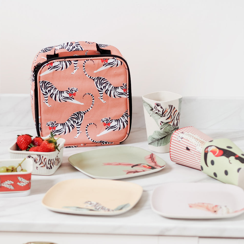 Tiger lunch bag and assorted picnicware